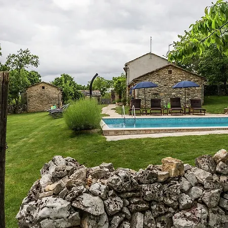 Вилла Stylish Villa With Swimming Pool In Pazin