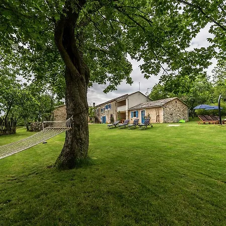 Вилла Stylish Villa With Swimming Pool In Pazin Пазин