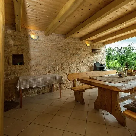Вилла Stylish Villa With Swimming Pool In Pazin *
