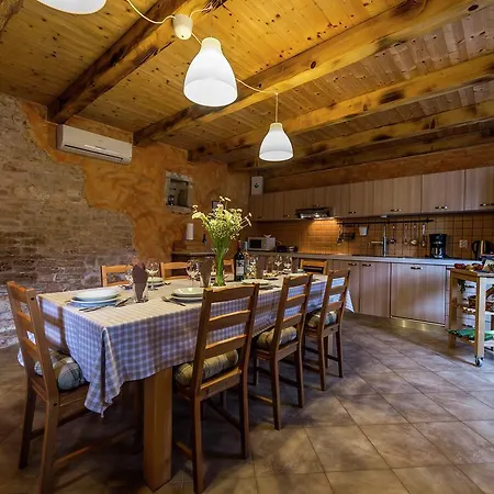 Вилла Stylish Villa With Swimming Pool In Pazin *