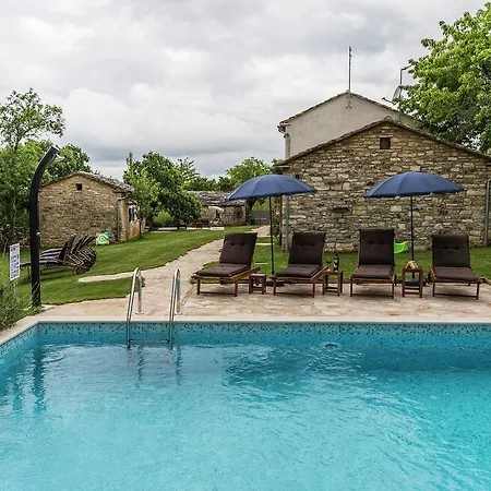Stylish Villa With Swimming Pool In Pazin