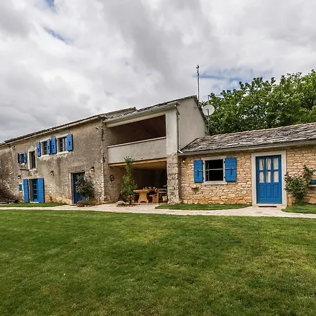 Вилла Stylish Villa With Swimming Pool In Pazin