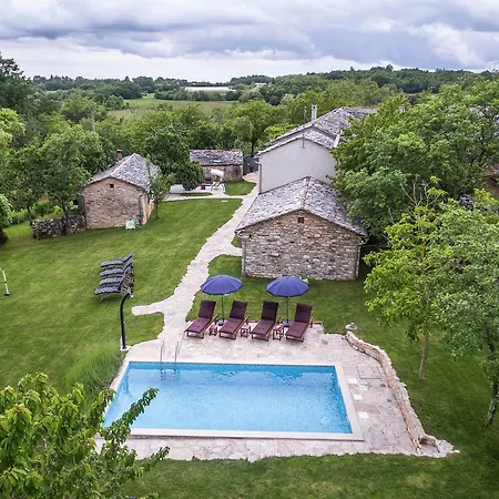 Вилла Stylish Villa With Swimming Pool In Pazin *